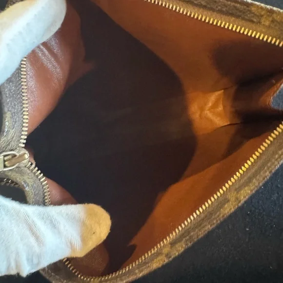 Louis Vuitton
LV Monogram Toiletry Pouch 26 vintage converted Crossbody - Picture 12 of 16